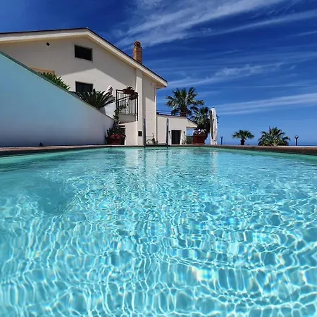 Al 33 Giri 4* Чефалу