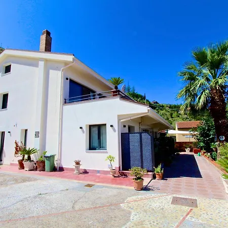 Al 33 Giri Bed and Breakfast Cefalù